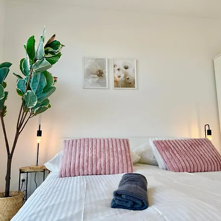 Modern Wn With Balcony וינר ניודורף