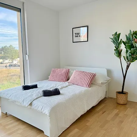 Modern Wn With Balcony * וינר ניודורף