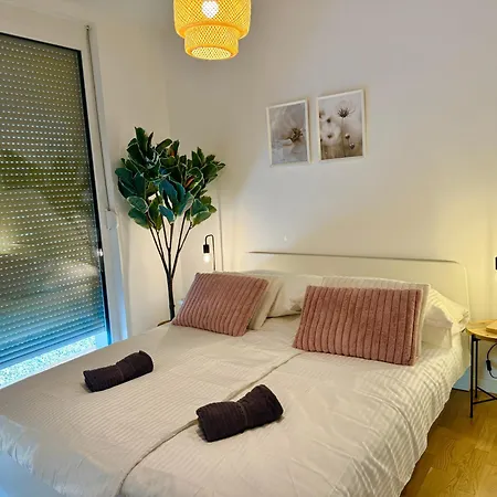 Modern Wn With Balcony דירה וינר ניודורף