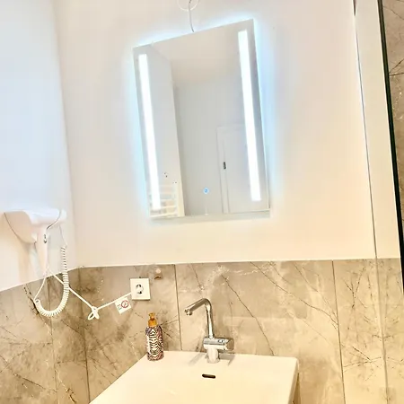 Modern Wn With Balcony דירה וינר ניודורף