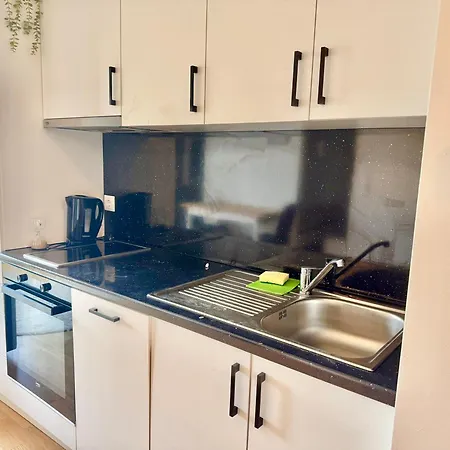 Modern Wn With Balcony * וינר ניודורף