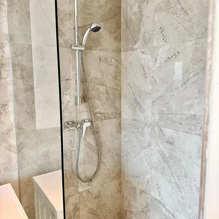 Modern Wn With Balcony וינר ניודורף
