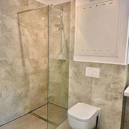 Modern Wn With Balcony * וינר ניודורף